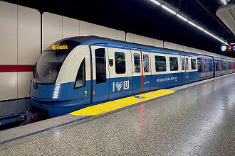 C2-Zug 720 als U2 in Sonderfolierung "50 Jahre U-Bahn" im U-Bahnhof Giesing