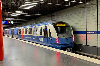 C2-Zug 720 als U6 in Sonderfolierung "50 Jahre U-Bahn" im U-Bahnhof Odeonsplatz
