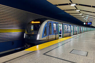 C2-Zug 723 als U4 im U-Bahnhof Arabellapark