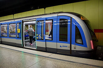 C2-Zug 724 als U2 im U-Bahnhof Josephsplatz