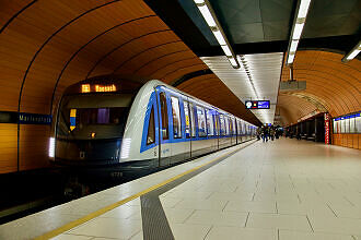 C2-Zug 726 als U3 im U-Bahnhof Marienplatz