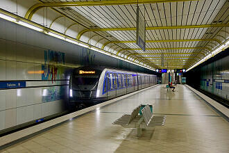 C2-Zug 727 als U3 im U-Bahnhof Thalkirchen