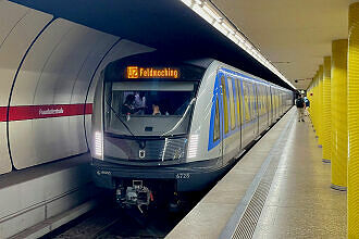 C2-Zug 728 als U2 im U-Bahnhof Fraunhoferstraße