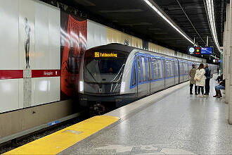 C2-Zug 734 als U2 im U-Bahnhof Königsplatz
