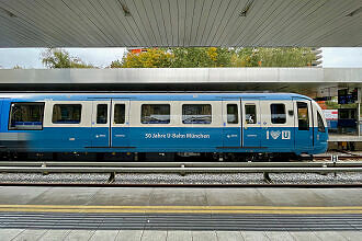 C2-Zug 735 in Sonderfolierung "50 Jahre U-Bahn" im U-Bahnhof Kieferngarten