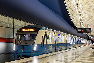 C2-Zug 735 in Sonderfolierung "50 Jahre U-Bahn" im U-Bahnhof Hasenbergl