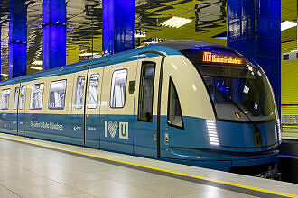 C2-Zug 735 in Sonderfolierung "50 Jahre U-Bahn" im U-Bahnhof Münchner Freiheit