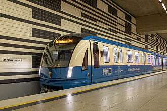 C2-Zug 735 in Sonderfolierung "50 Jahre U-Bahn" im U-Bahnhof Oberwiesenfeld