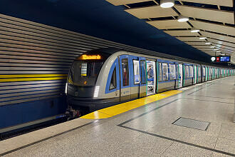 C2-Zug 736 als U4 im U-Bahnhof Arabellapark