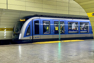 C2-Zug 736 als U5 im U-Bahnhof Karlsplatz (Stachus)