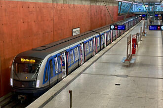 C2-Zug 737 als U2 im U-Bahnhof Messestadt West
