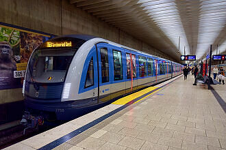 C2-Zug 750 als U3 im U-Bahnhof Scheidplatz