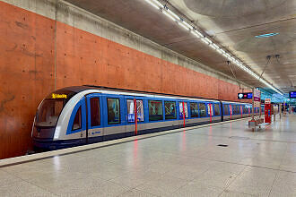 C2-Zug 754 als U2 im U-Bahnhof Messestadt West