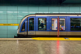 C2-Zug 755 als U4 im U-Bahnhof Böhmerwaldplatz