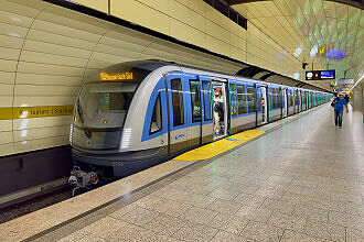 C2-Zug 756 als U5 im U-Bahnhof Karlsplatz (Stachus)