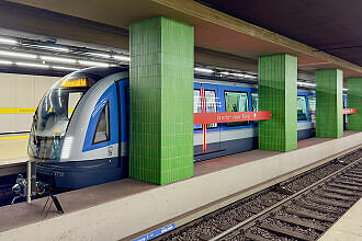 C2-Zug 758 als U2 in U-Bahnhof Innsbrucker Ring