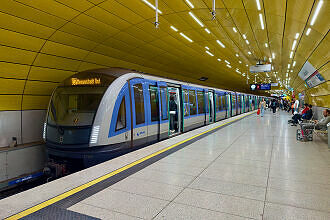 C2-Zug 760 als U2 im U-Bahnhof Sendlinger Tor
