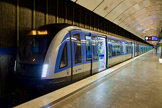 C2-Zug 761 als U3 im U-Bahnhof Fürstenried West