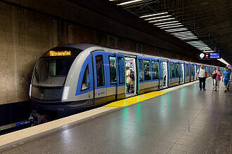 C-Zug 763 als U3 im U-Bahnhof Goetheplatz
