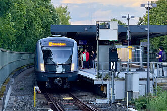 C2-Zug 763 als U6 im U-Bahnhof Studentenstadt