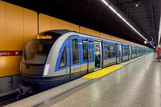 C2-Zug 764 als U2 im U-Bahnhof Kolumbusplatz