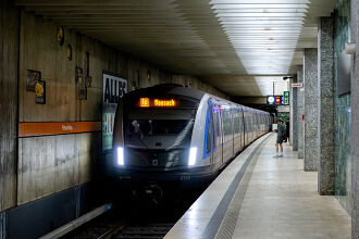 C2-Zug 768 als U3 im U-Bahnhof Petuelring