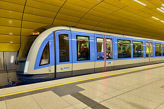 C2-Zug 769 als U2 im U-Bahnhof Sendlinger Tor