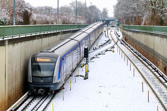 C2-Zug 770 kurz vor der Tunneleinfahrt südlich des U-Bahnhofs Studentenstadt als U6