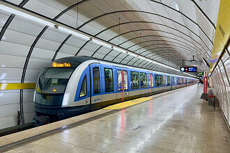 C2-Zug 772 als U5 im U-Bahnhof Lehel