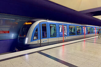C2-Zug 773 als U1 im U-Bahnhof Gern