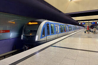 C2-Zug 774 als U7 im U-Bahnhof Gern