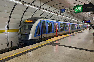 C2-Zug 775 als U4 im U-Bahnhof Lehel