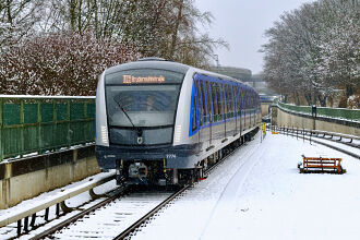 C2-Zug 776 als U6 bei der Einfahrt in den U-Bahnhof Studentenstadt