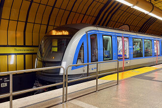 C2-Zug 777 als U5 im U-Bahnhof Theresienwiese
