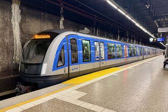 C2-Zug 779 als U1 im U-Bahnhof Hauptbahnhof