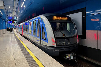 C2-Zug 779 als U6 im U-Bahnhof Sendlinger Tor