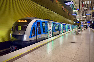 C2-Zug 782 als baustellenbedingt verkürzte U3 im U-Bahnhof Münchner Freiheit