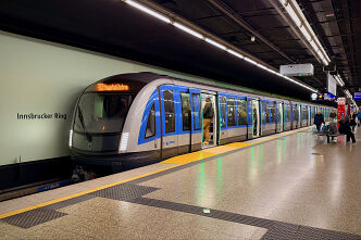 C2-Zug 783 als U5 im U-Bahnhof Innsbrucker Ring