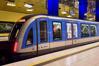 C2-Zug 785 als U6 im U-Bahnhof Münchner Freiheit