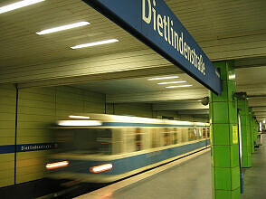 Einfahrender A-Zug im U-Bahnhof Dietlindenstraße