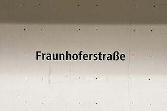Stationsschild U-Bahnhof Fraunhoferstraße