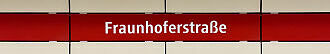 Stationsschild U-Bahnhof Fraunhoferstraße (bis 2022)
