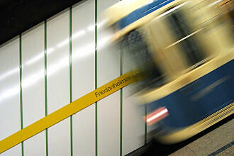 Einfahrender A-Wagen im U-Bahnhof Friedenheimer Straße