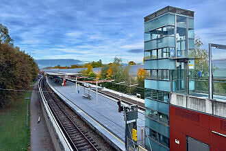 Blick vom Südzugang auf den U-Bahnhof Freimann