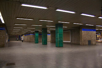 Nördliches Sperrengeschoss im U-Bahnhof Goetheplatz