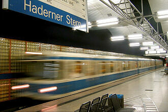 Einfahrender A-Wagen im U-Bahnhof Haderner Stern