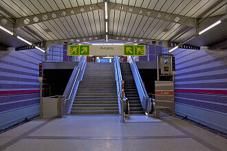 Südlicher Bahnsteigzugang im U-Bahnhof Harthof