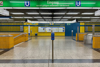 Sperrengeschoss im U-Bahnhof Holzapfelkreuth