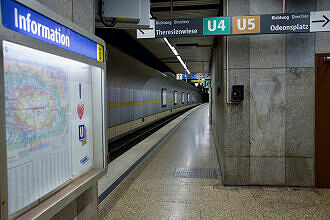 Westliches Bahnsteigende im U-Bahnhof Hauptbahnhof (U4/U5)