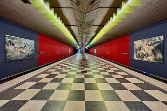 U-Bahnhof Josephsburg mit Wandbildern von Johann Baptist Zimmermann